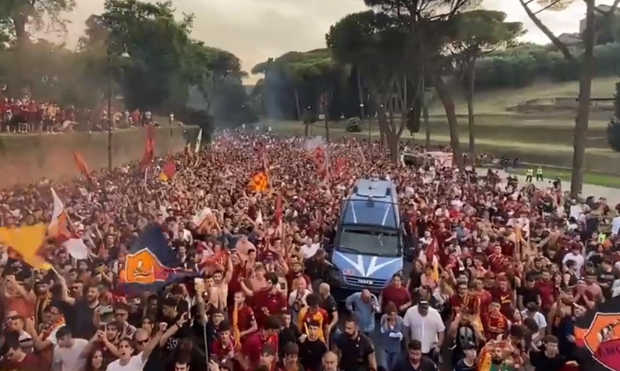 Ρόμα: «Κάηκε» η «Αιώνια Πόλη» για την υποδοχή των τροπαιούχων - Τρομερή αποθέωση σε Μουρίνιο (vids)