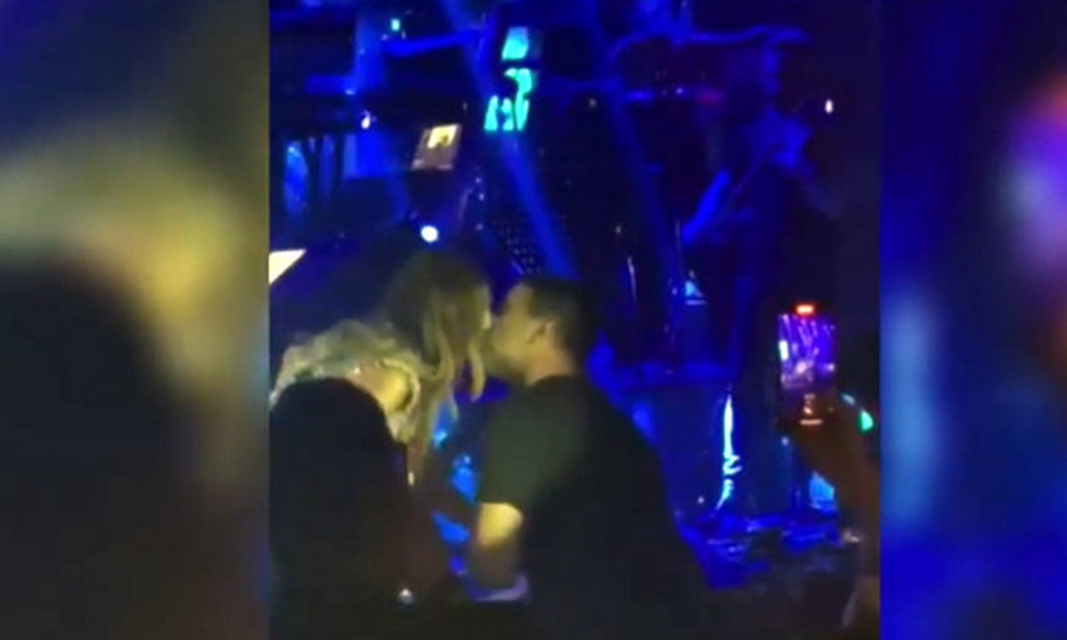 Βανδή-Μπισμπίκης: Το καυτό φιλί στο στόμα από την πίστα και η πιο τρυφερή αφιέρωσή της, γεμάτη νόημα