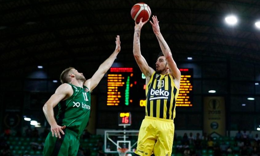 Θριαμβευτικά στους τελικούς η Φενέρμπαχτσε, συνέτριψε την Νταρουσάφακα