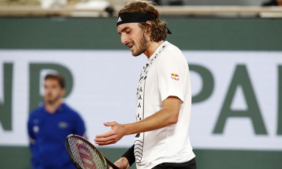 Τσιτσιπάς: Τσακώθηκε με τη ρακέτα του - Της φώναζε και την «χαστούκισε»