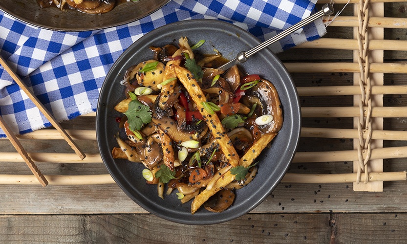 Άκης Πετρετζίκης: Λαχανικά stir fry με τηγανητές πατάτες