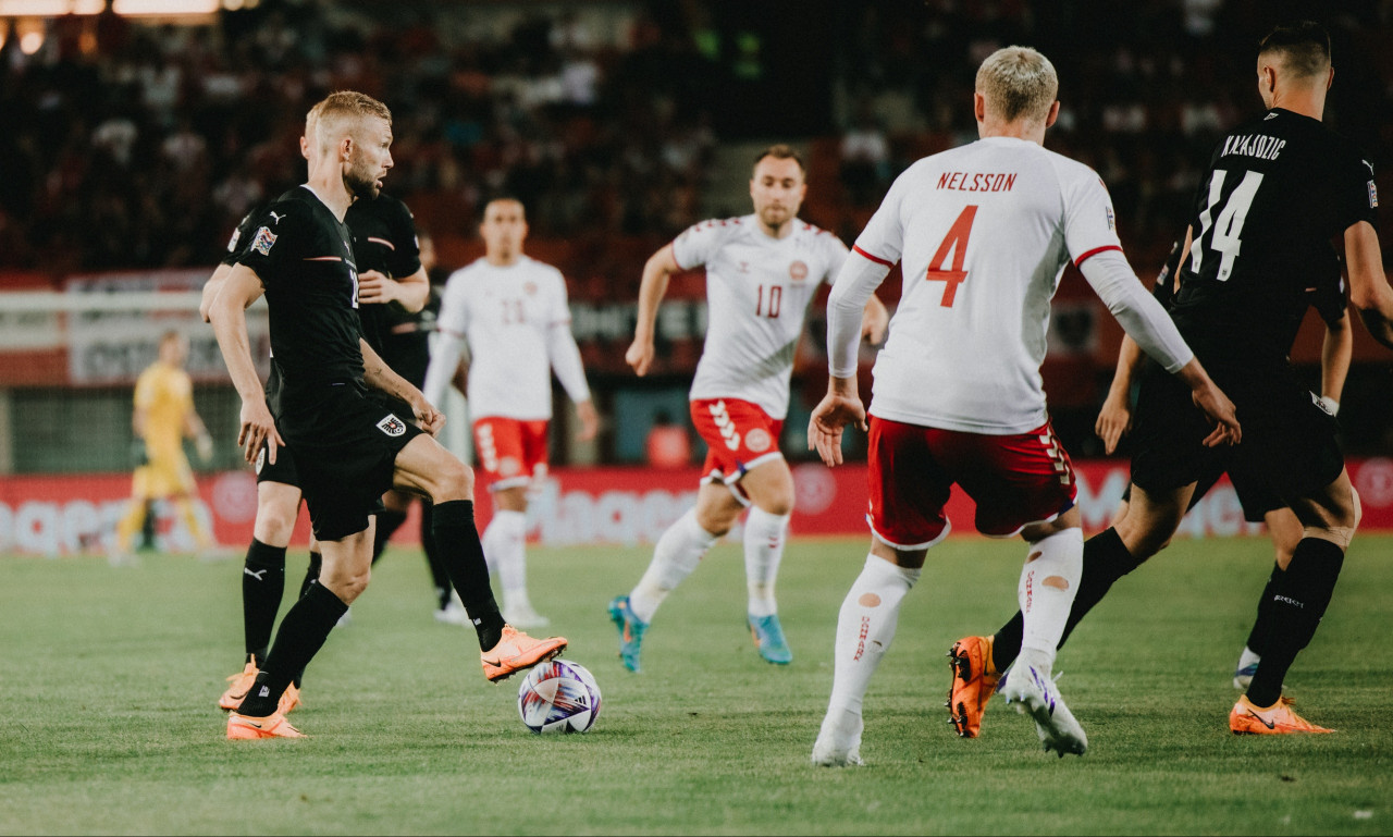 Nations League: Οι Αυστριακοί οπαδοί έκαναν κύμα με τους φακούς των κινητών μετά το black out! (vid)