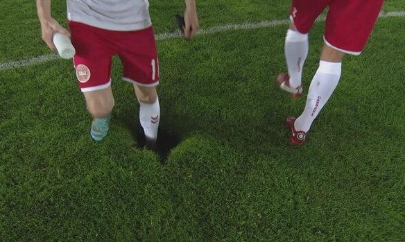 Nations League: Απίστευτο σκηνικό στο Αυστρία-Δανία - Τεράστια τρύπα στον αγωνιστικό χώρο (video)