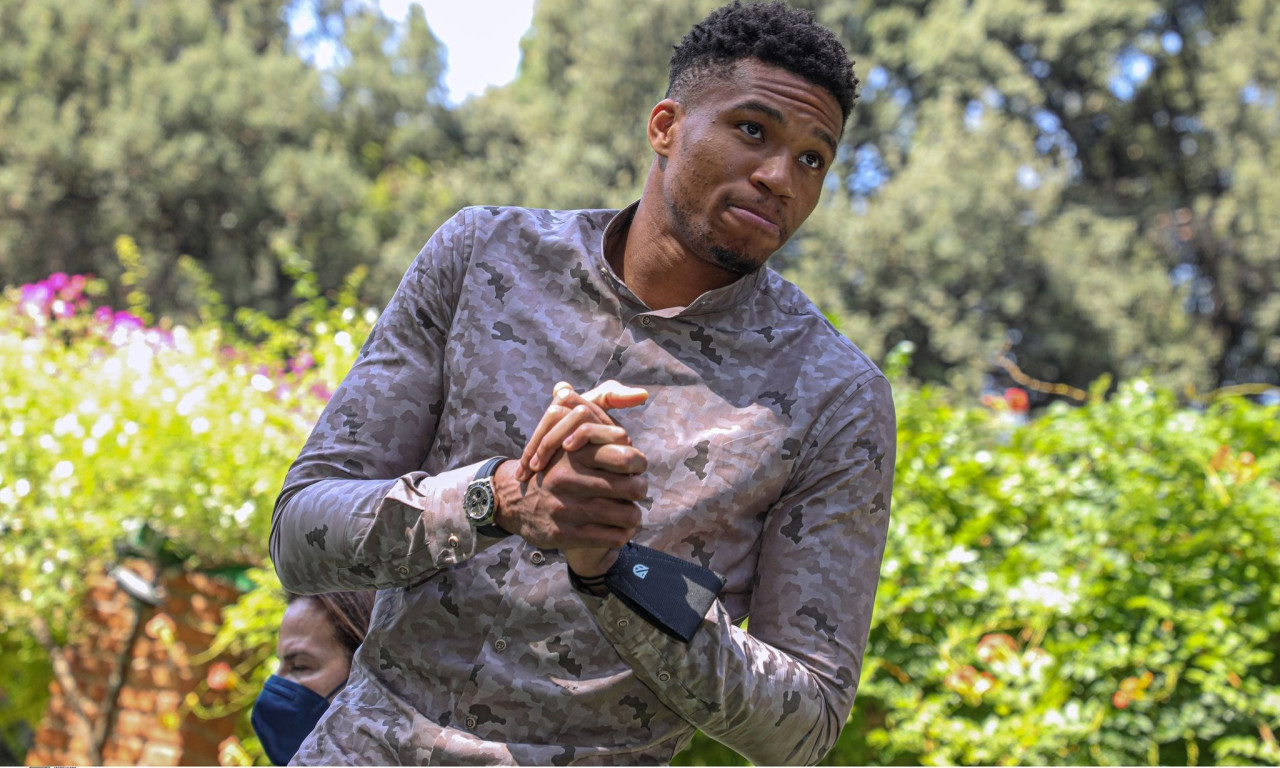 Η βόλτα του Γιάννη Αντετοκούνμπο στην Αθήνα που δεν πήρε κανένας χαμπάρι (photos)