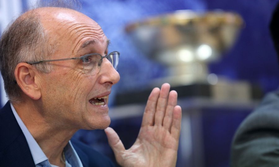 Η ΕΟΚ του «καλύτερα να μασάς, παρά να απαντάς»