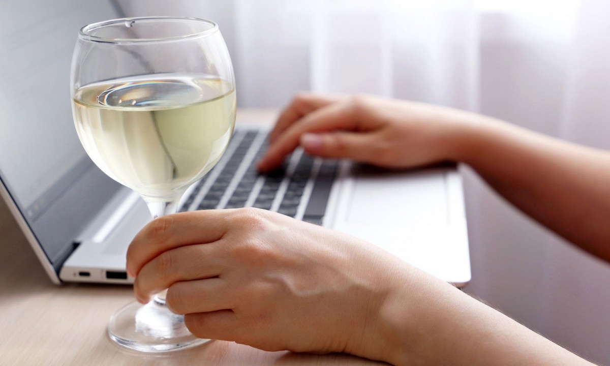 Ώρες δουλειάς: Ο αριθμός που αυξάνει τον κίνδυνο υπερκατανάλωσης αλκοόλ