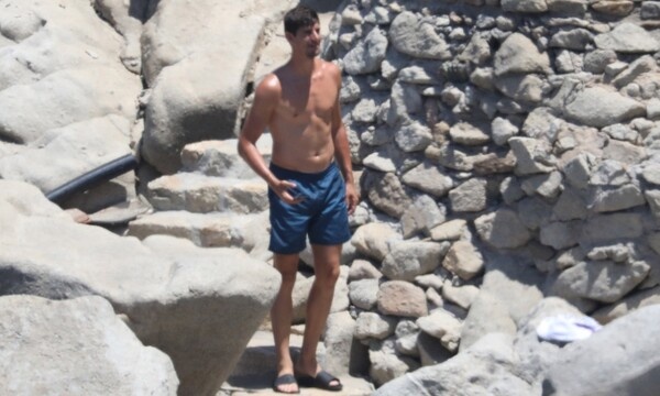 Τιμπό Κουρτουά: Καρέ καρέ οι τρυφερές στιγμές με την αγαπημένη του στην Μύκονο