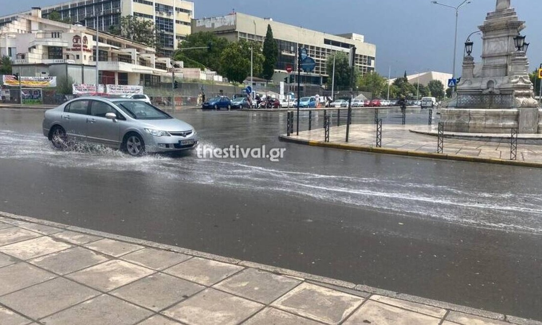 Καιρός: Ξεκίνησε η επέλαση της κακοκαιρίας - Άνοιξαν οι ουρανοί στη Θεσσαλονίκη, πλημμύρισαν δρόμοι