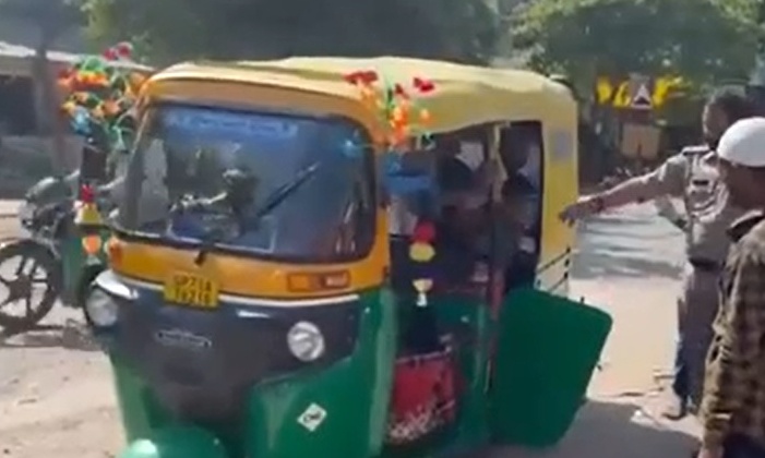 Τρίκυκλο χώρεσε 27 άτομα και έγινε Viral (video)