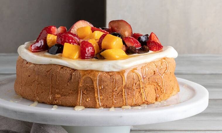 Άκης Πετρετζίκης: Κέικ με μαρέγκα και κρέμα γιαουρτιού