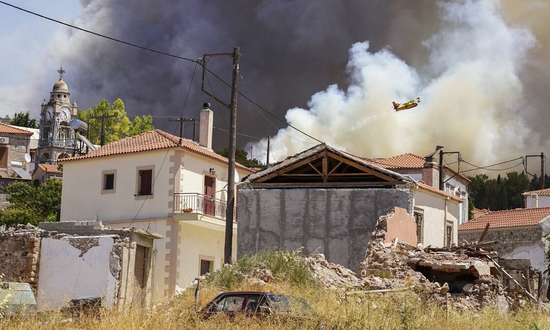 Live Blog: Εκκενώθηκαν Βρίσα και Σταυρός στη Μυτιλήνη - Αγωνία για το παρθένο δάσος της Δαδιάς