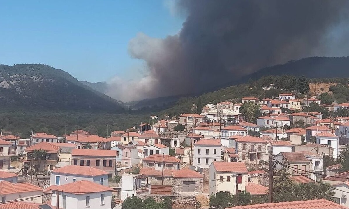 Φωτιά τώρα: Μεγάλη αναζωπύρωση στη Μυτιλήνη - Εκκενώνεται ξανά η Βρίσα
