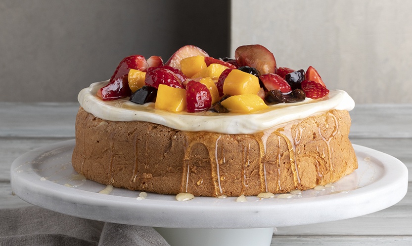 Άκης Πετρετζίκης: Κέικ με μαρέγκα και κρέμα γιαουρτιού