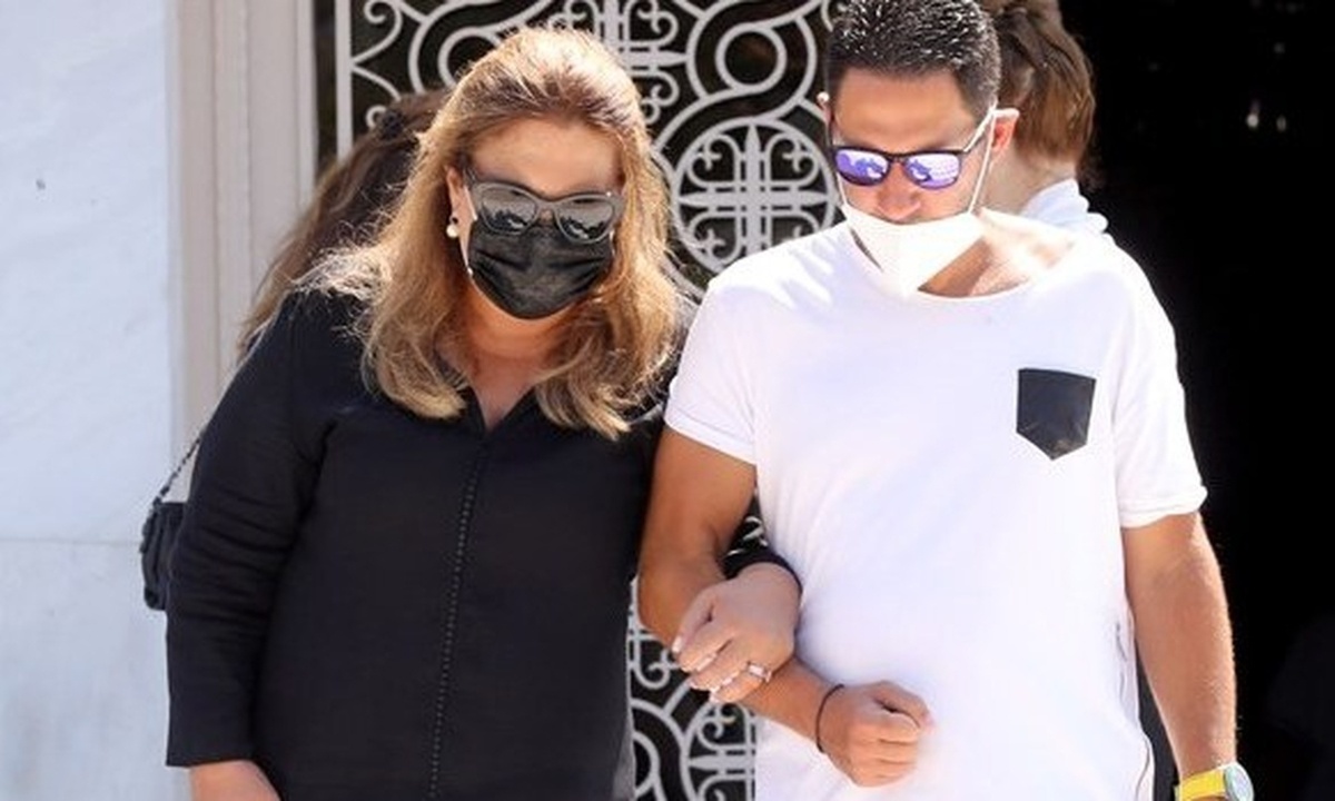 Δέσποινα Μοιραράκη: Συντετριμμένη στο 40μερο μνημόσυνο του συζύγου της, Γιάννη Κοντούλη