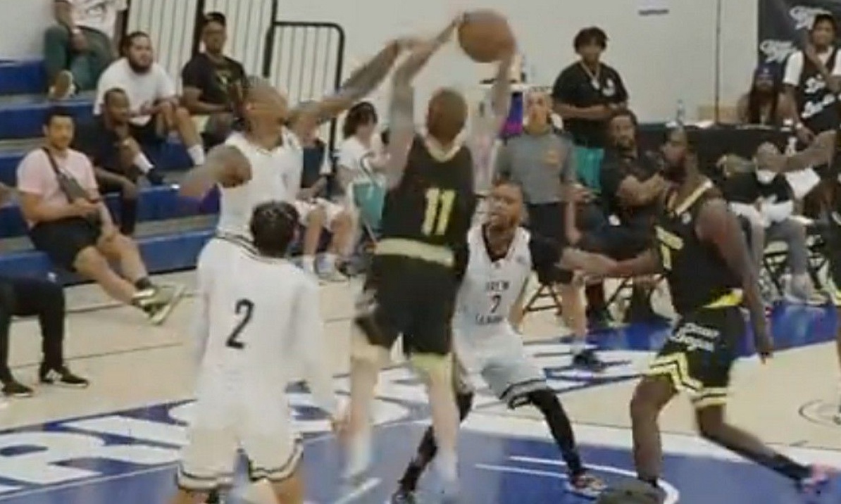 NBA: Προσφέρει θέαμα στην Drew League o ΝτεΡόζαν - Πέτυχε τρεις τάπες σε μία φάση! (video)