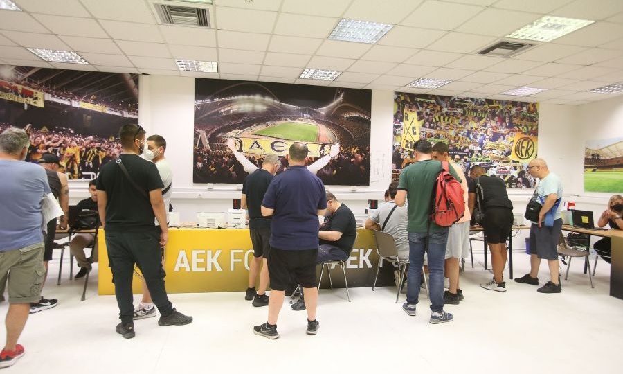 Παράνοια από τον κόσμο της ΑΕΚ με τα διαρκείας - Υποδοχή και στη Λαμία (photos)