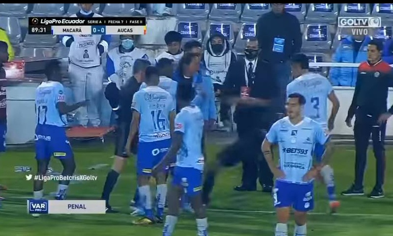 Διαιτητής έφαγε ξύλο λόγω VAR (video)