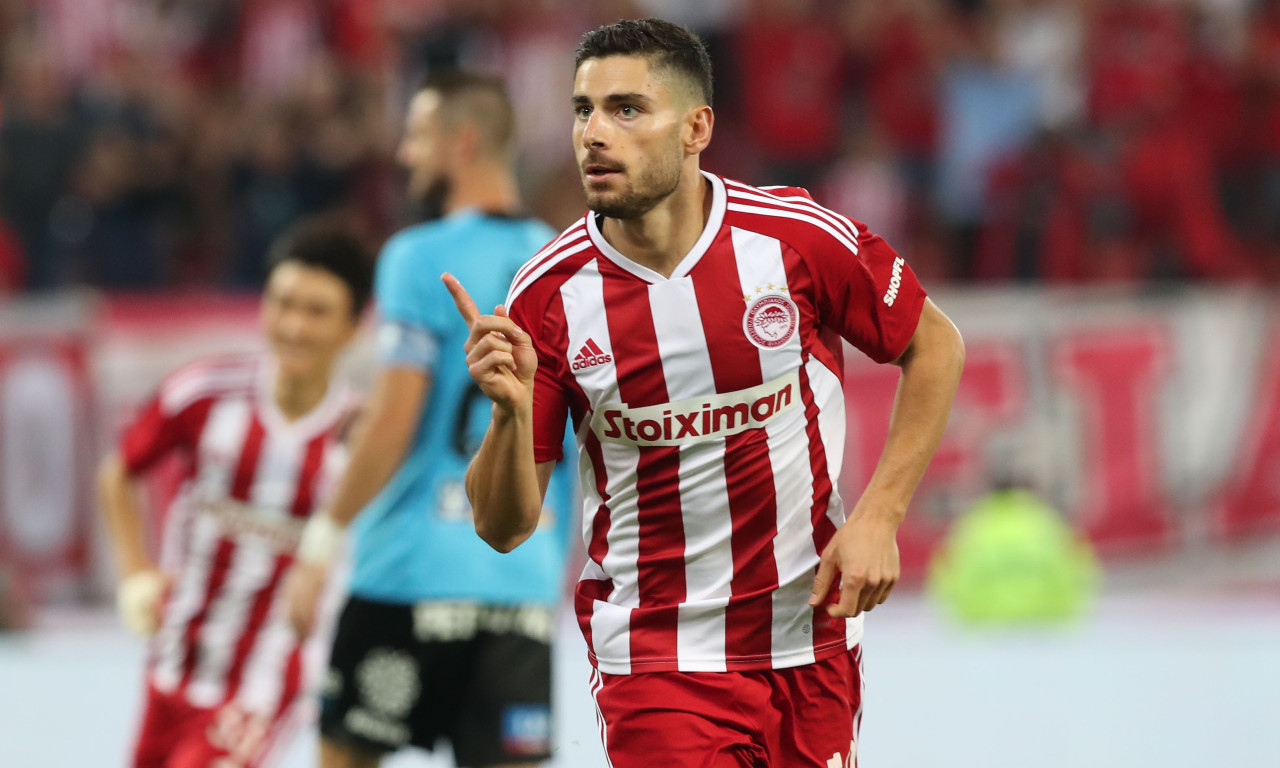 Ολυμπιακός-Απόλλων Λεμεσού: Γκολ από τα αποδυτήρια ο Μασούρας, πήρε φωτιά το «Γ. Καραϊσκάκης» (pics)