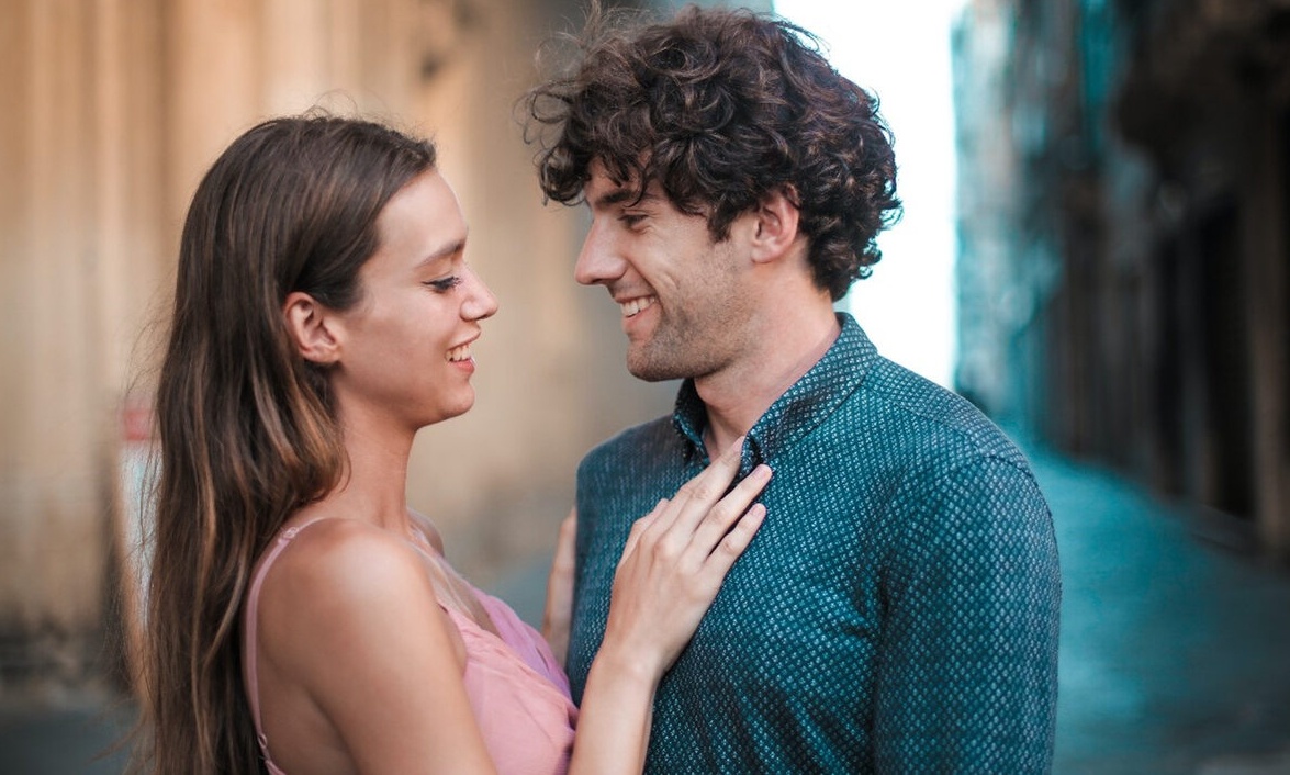 Ο δεκάλογος του σωστού flirting που αξίζει να γνωρίζεις και να ακολουθείς