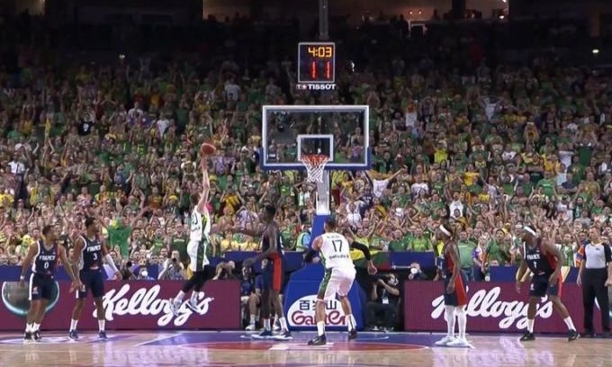 Eurobasket 2022: Απίστευτο καλάθι του Γκριγκόνις, «χάζεψε» τον Οκόμπο (video)