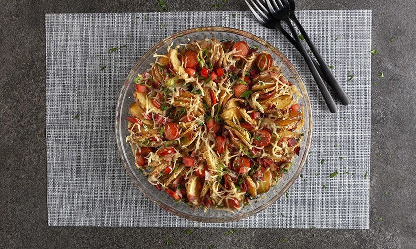 Άκης Πετρετζίκης: Πατάτες σπιράλ με λουκάνικο, μπέικον και τυριά