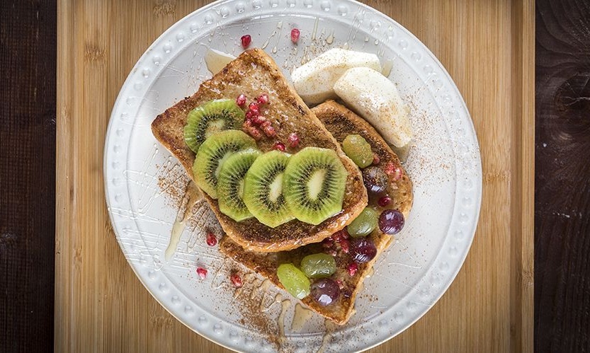 Άκης Πετρετζίκης: Αβγοφέτες με μέλι και φρούτα