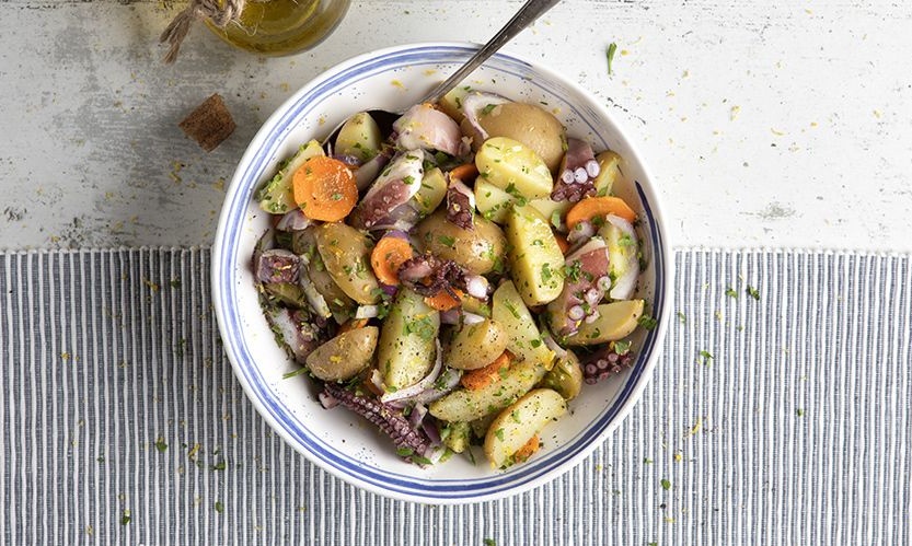 Άκης Πετρετζίκης: Πατατοσαλάτα με χταπόδι