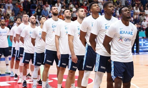 Καλλονή παρουσιάστρια φωτογραφήθηκε με την Εθνική μπάσκετ στο Μιλάνο– Το σχόλιο για τον Γιάννη (pic)