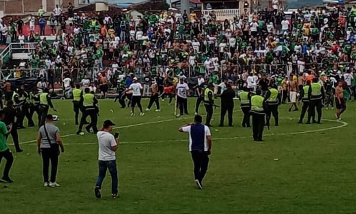 Κολομβία: Εκατοντάδες οπαδοί της Ντεπορτίβο Κάλι επιτέθηκαν σε διεθνή φορ! (videos)