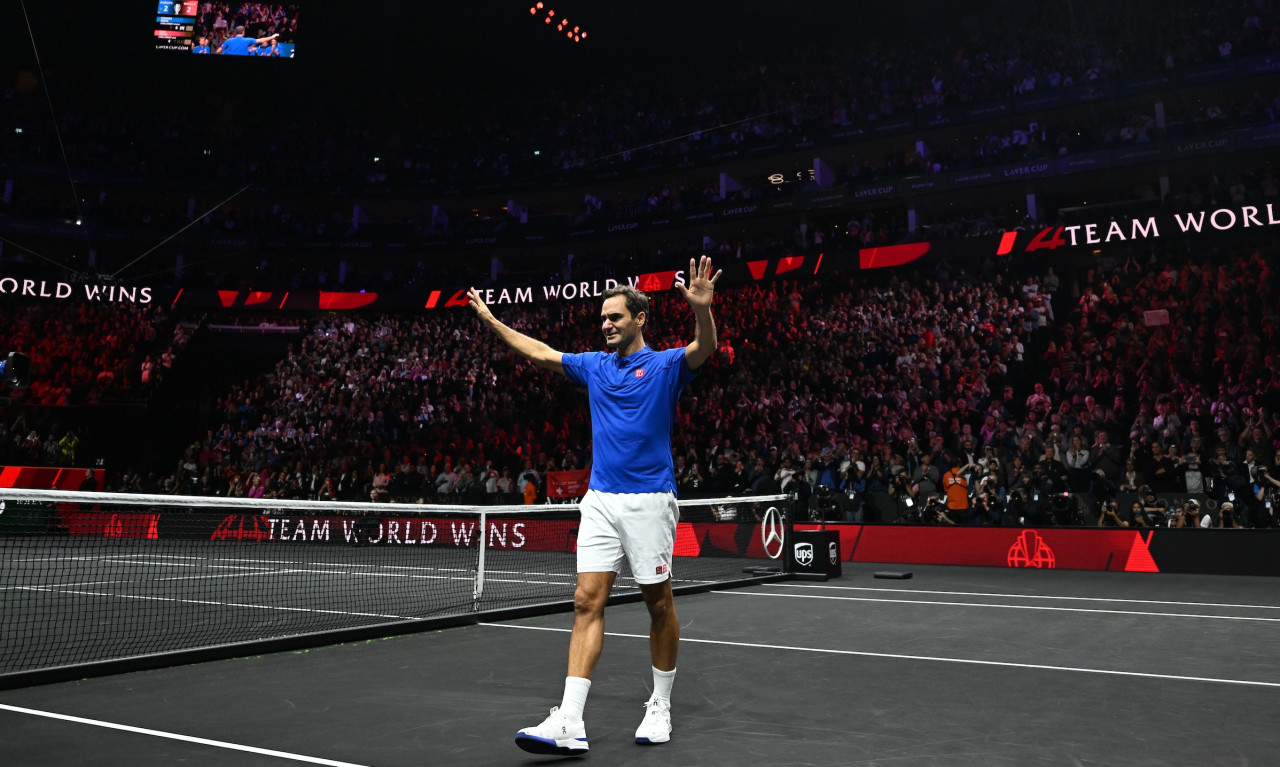 Η τελευταία παράσταση του Φέντερερ – Έπεσε η αυλαία μέσα σε συγκίνηση και αποθέωση (video)