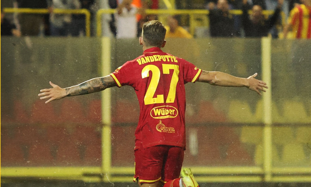 Απίθανο σκηνικό: Σκόραρε και πανηγύρισε μέσα σε διαφημιστικό αυτοκίνητο (video)