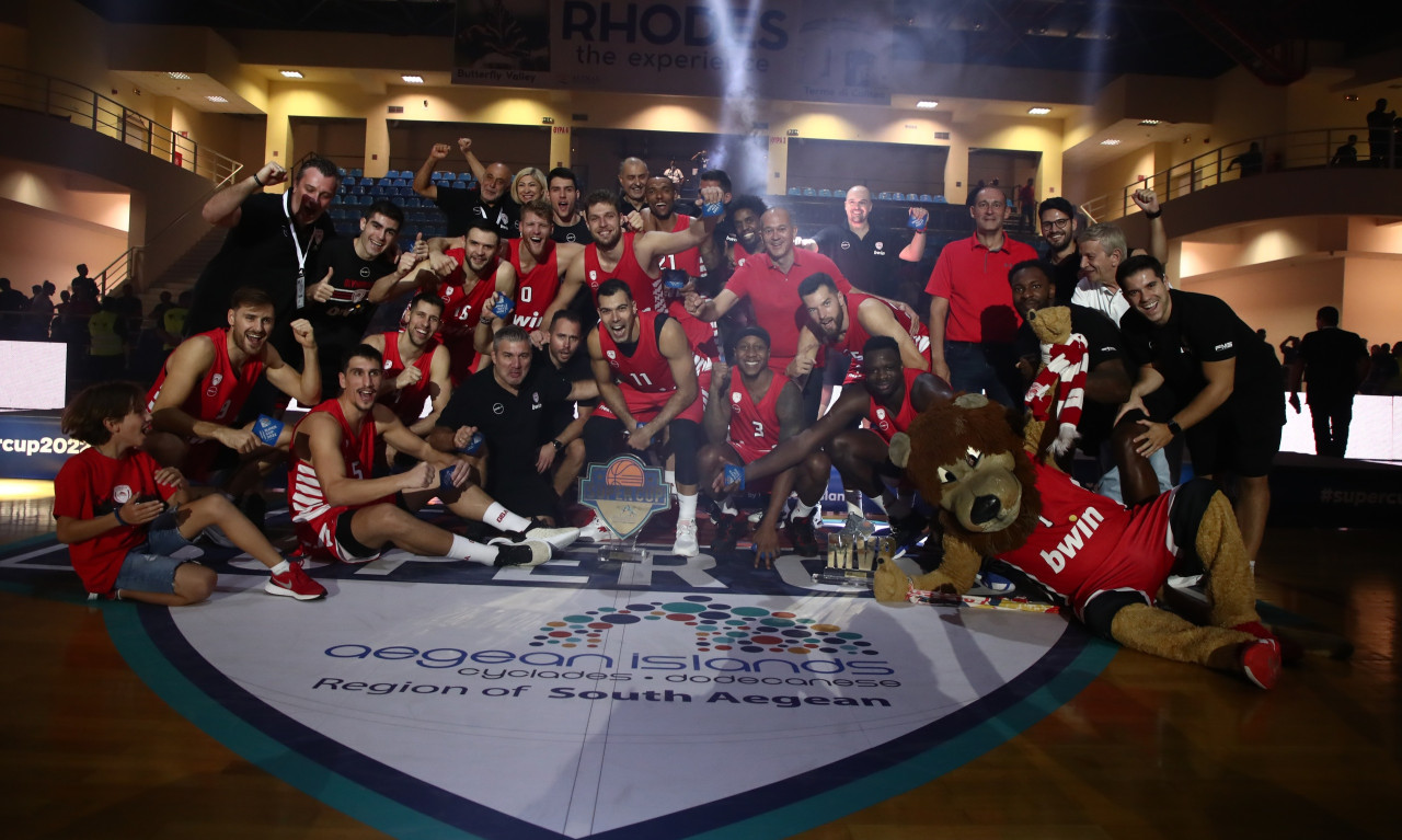 Παναθηναϊκός - Ολυμπιακός: Οι βραβεύσεις και η απονομή στους «ερυθρόλευκους» (videos)