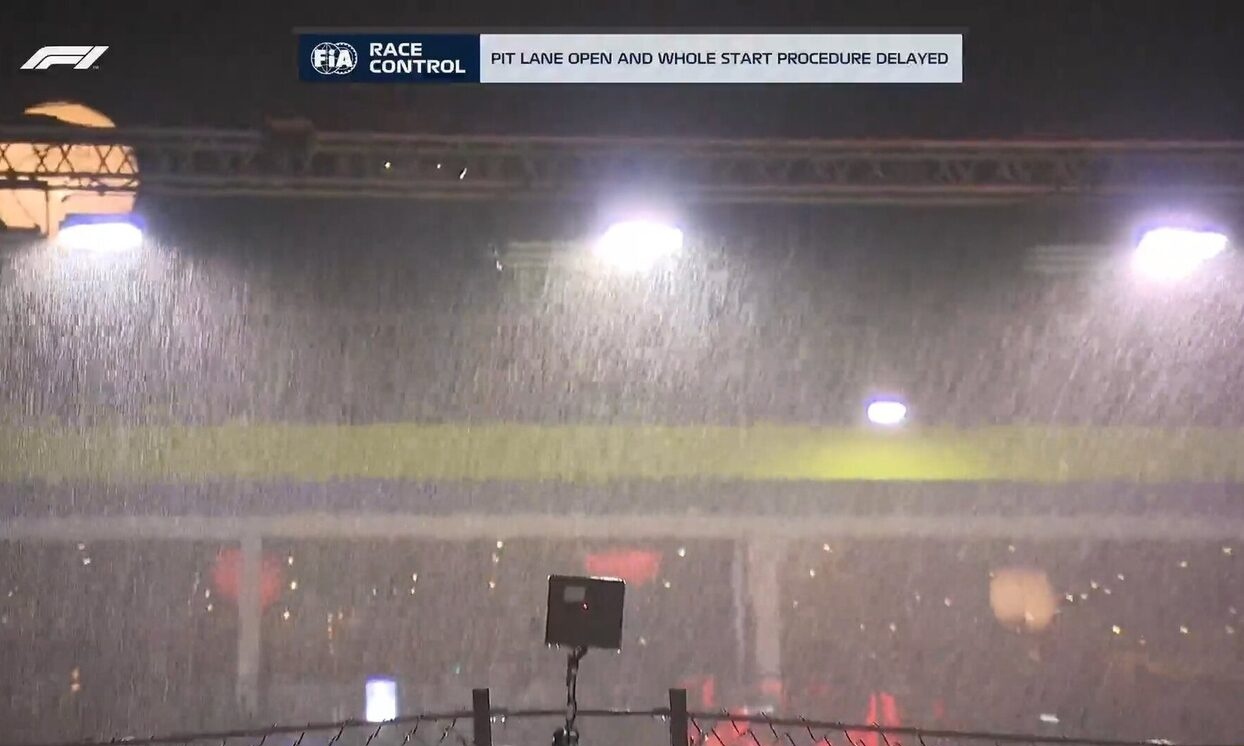 Formula 1: H βροχή στη Σιγκαπούρη καθυστερεί την εκκίνηση του Grand Prix