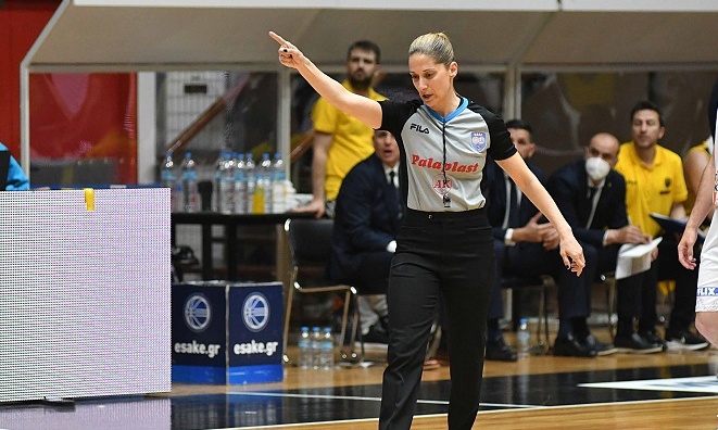 Super Cup: Η Τσαρούχα διέκοψε τον μικρό τελικό και απέβαλε θεατή (video)