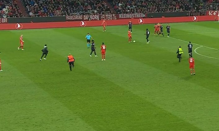 Champions League: Εισβολή οπαδού στον αγωνιστικό χώρο στο ματς της Μπάγερν