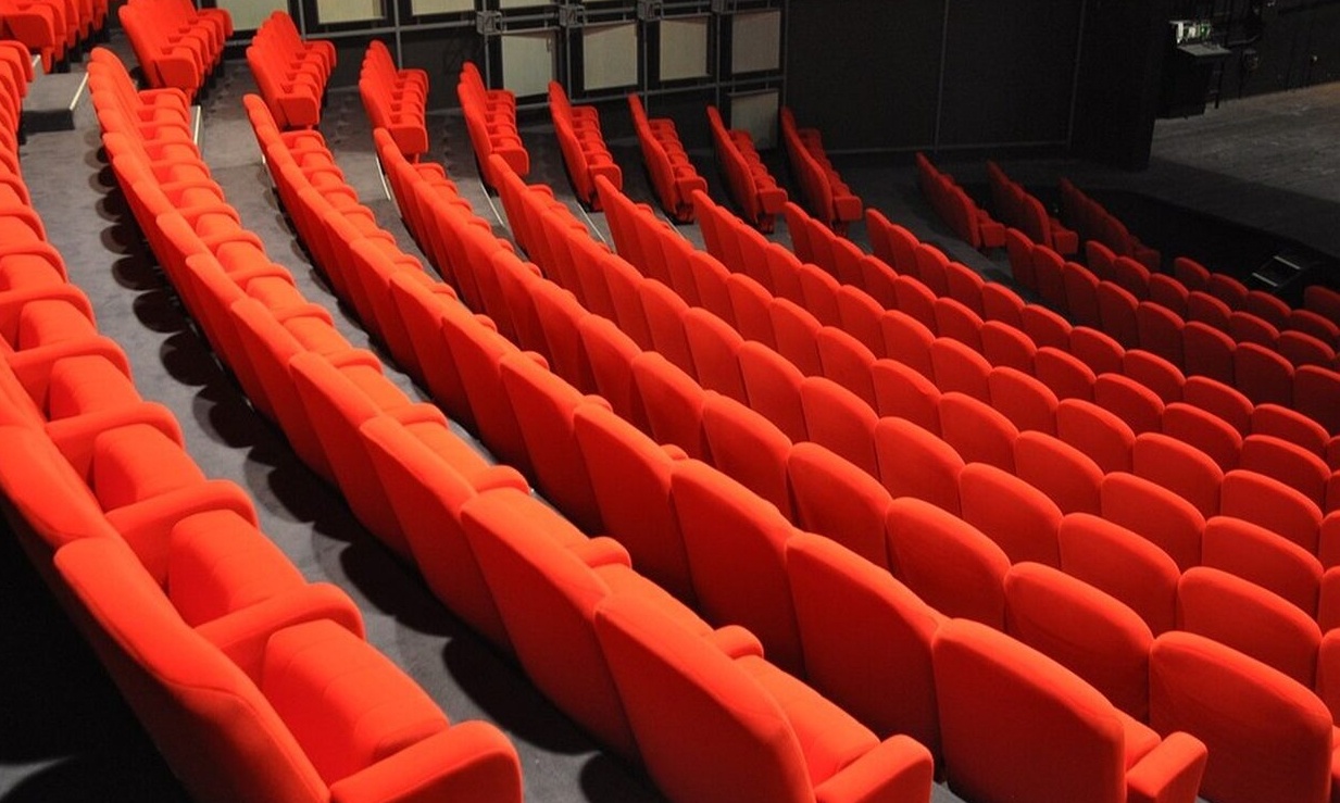 Ξεκινούν την Τετάρτη (5/10) οι αιτήσεις για τις επιταγές θεάτρου της ΔΥΠΑ