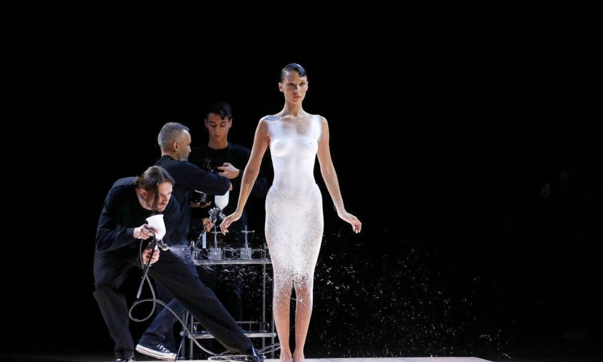 Εβδομάδα Μόδας Παρισιού: Οι εμφανίσεις που ξεχώρισαν, οι τάσεις της σεζόν και η «γυμνή» Χαντίντ