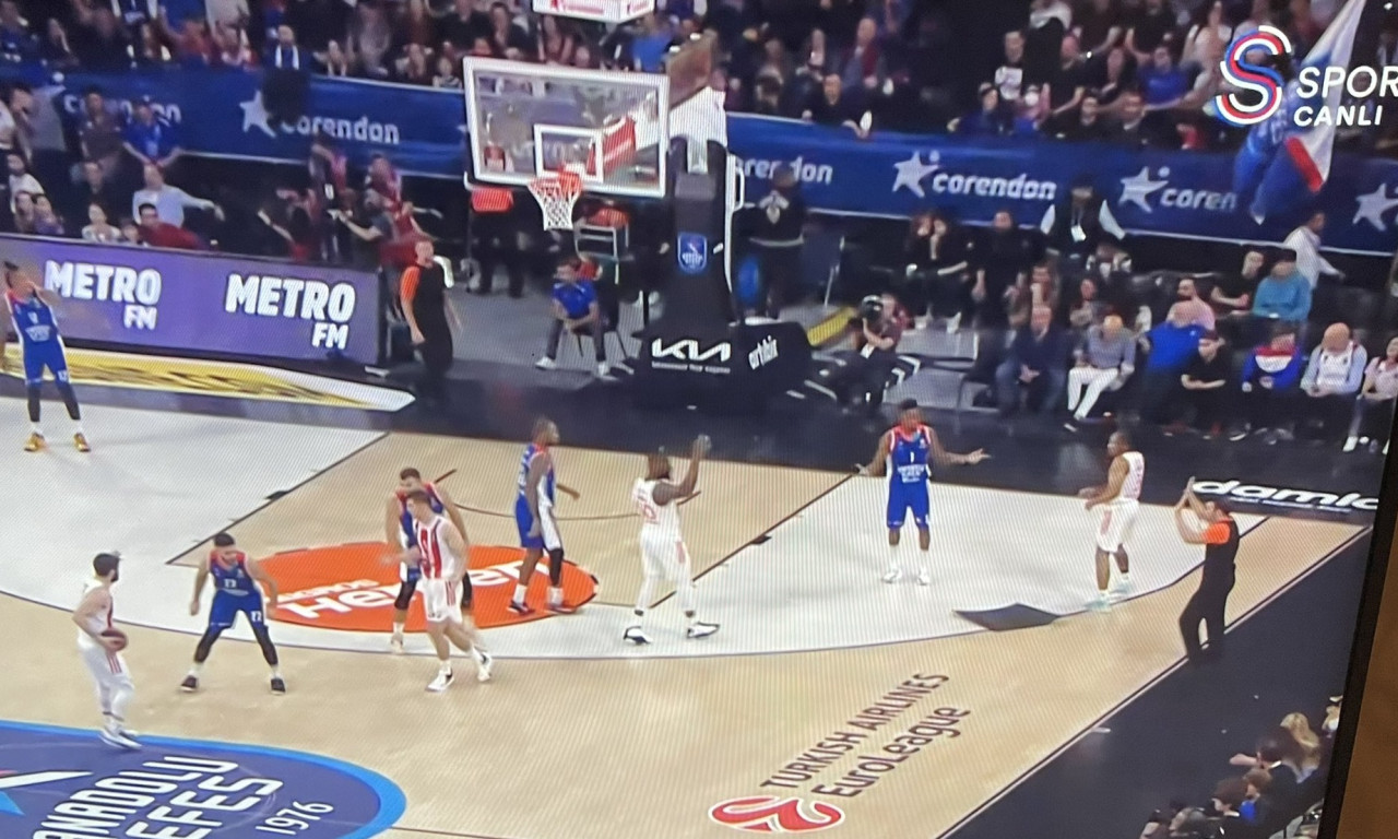 Απίστευτο σκηνικό στη Euroleague: Επεσε κομμάτι της οροφής στο Εφές-Ερυθρός Αστέρας