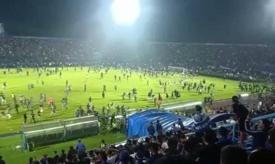 Τραγωδία στην Ινδονησία: Βασική αιτία η χρήση δακρυγόνων
