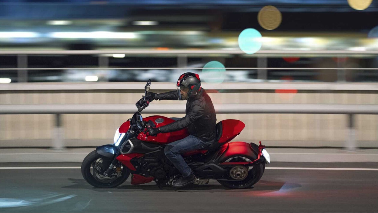 H νέα Ducati Diavel έχει λίγο παραπάνω γκάζι από όσο νομίζεις ότι χρειάζεσαι
