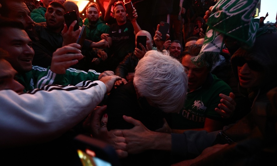 Παναθηναϊκός - Ολυμπιακός: Παράνοια με Γιοβάνοβιτς - «Πνίγηκε» στις αγκαλιές του κόσμου (video)