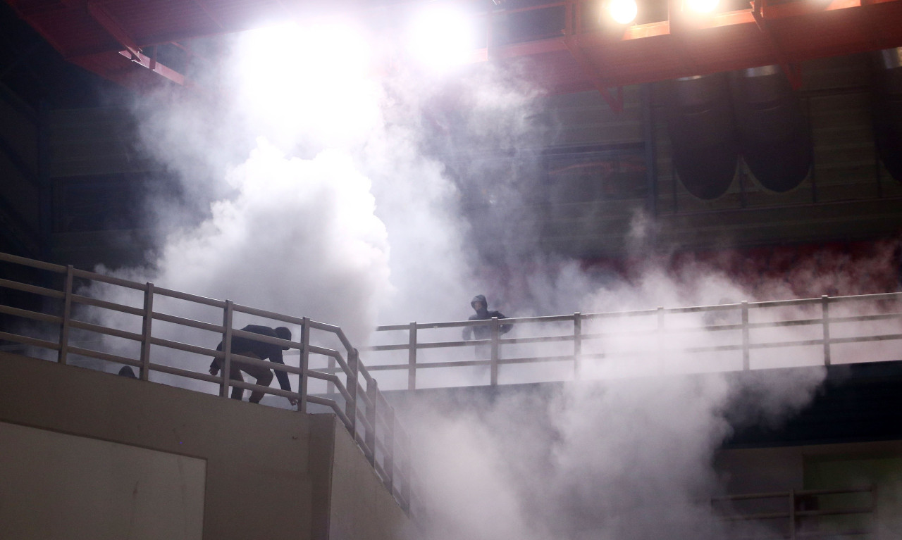 Χαμός στο AEK-Ρέτζιο Εμίλια - Επεισόδια και ξύλο μεταξύ οπαδών πριν το τζάμπολ