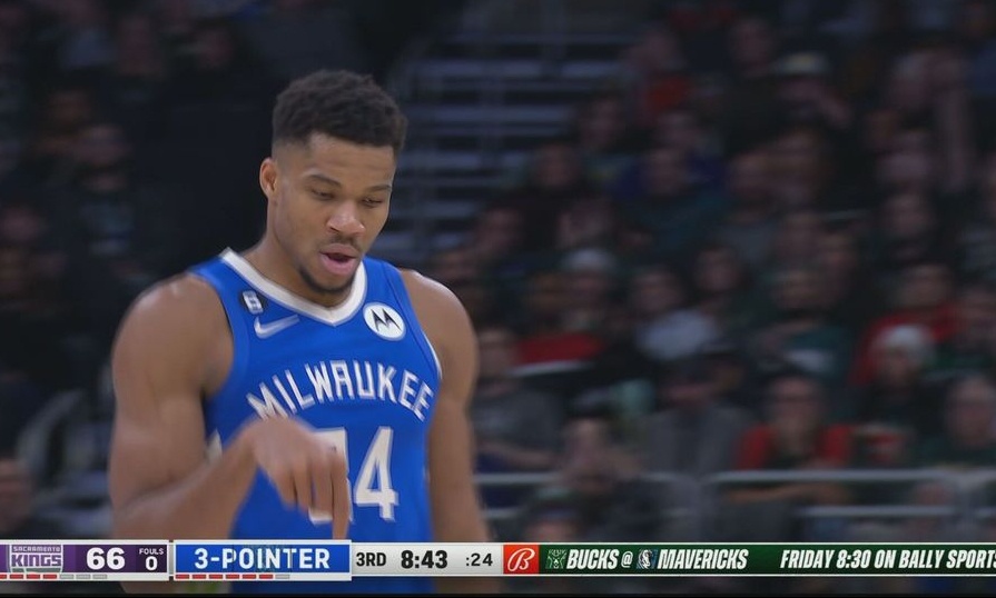 Γιάννης Αντετοκούνμπο: Ισοφάρισε ρεκόρ του Τζαμπάρ με τις συνεχείς 30άρες (video)