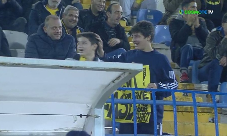 Κηφισιά-ΑΕΚ: Πιτσιρικάς πήρε τη φανέλα του Λιβάι Γκαρσία και τη φίλησε (video)