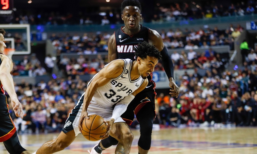 NBA: Νίκη χωρίς τον Αντετοκούνμπο οι Μπακς - Συγκλονιστικός Μπούκερ με 58 πόντους - Τα αποτελέσματα