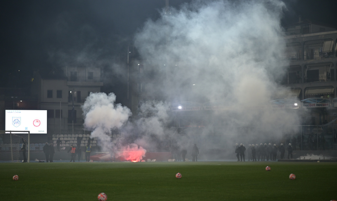 ΠΑΣ Γιάννινα-Ολυμπιακός: Ένταση στους «Ζωσιμάδες» - Οπαδοί μπήκαν μέσα στο γήπεδο (photos)