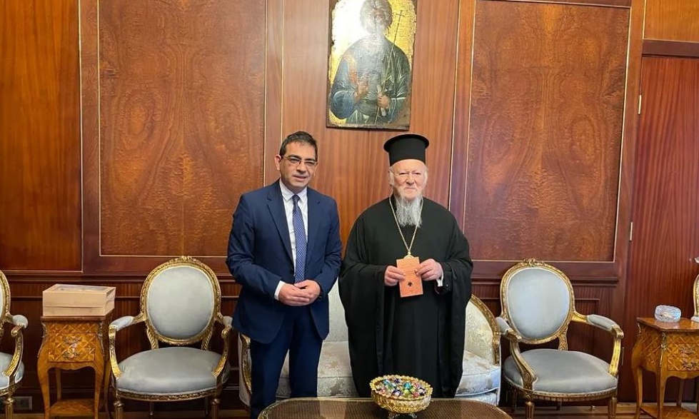Δώρο με χαρακτήρα ΑΕΚ έκανε στον Οικουμενικό Πατριάρχη Βαρθολομαίο ο Γιώργος Σταμάτης