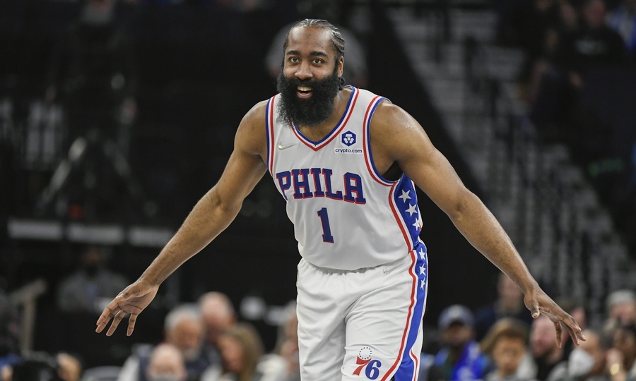 NBA: Είχαν κέφια Εμπίντ και Χάρντεν και έφεραν την Χριστουγεννιάτικη νίκη (video)