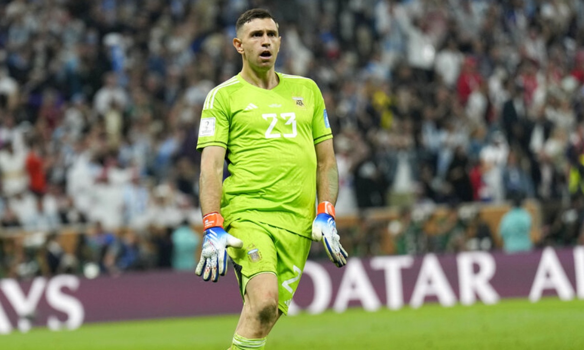 Γύρω γύρω όλοι και στη μέση ο Μαρτίνεζ