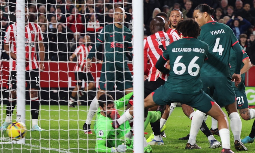Premier League: Η απίθανη Μπρέντφορντ διέλυσε 3-1 τη Λίβερπουλ - Βασικός ο Τσιμίκας